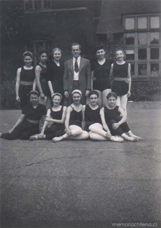 Malucha Solari con profesores y compañeras de la escuela Sadler's, 1947