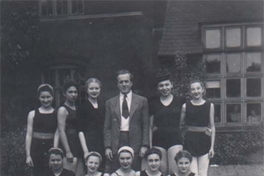 Malucha Solari con profesores y compañeras de la escuela Sadler's, 1947