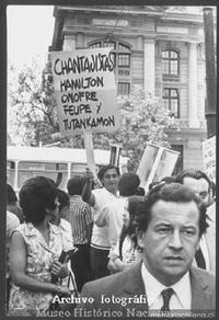 Trabajadores de canales de televisión 9 y 7 protestando por reducción de presupuesto, 1971