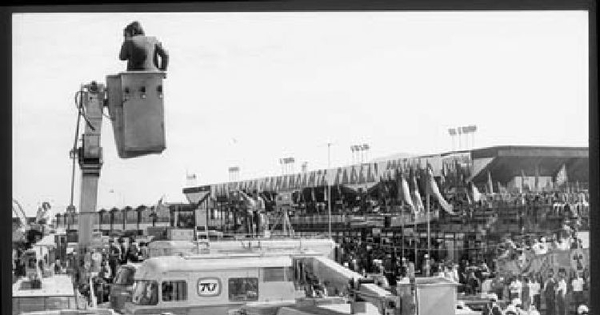 Móviles de televisión en espera de Fidel Castro, 1971