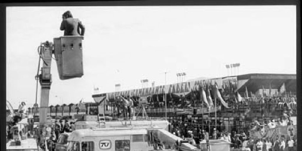 Móviles de televisión en espera de Fidel Castro, 1971