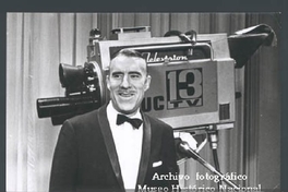 Animador de televisión en estudio de Canal 13, ca. 1970