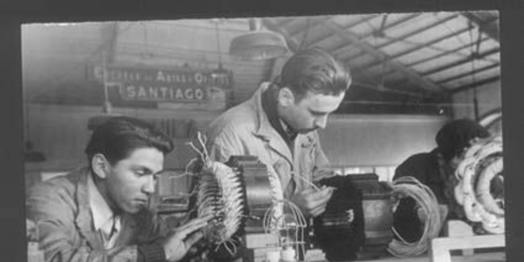 Alumnos de la Escuela de Artes y Oficios de Santiago, ca. 1949