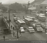 Transporte público circulando sobre puente del Río Mapocho, ca. 1969