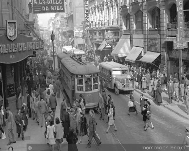 Carros, tranvías, micros y peatones circulan por calle Ahumada, Santiago, ca. 1940