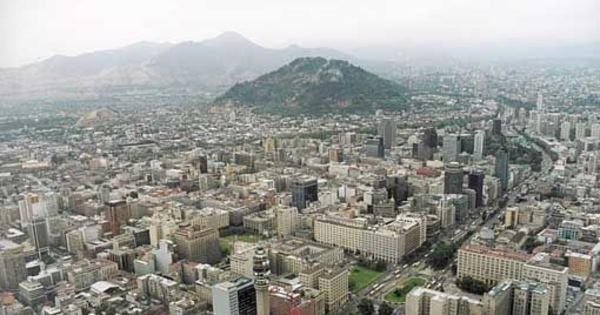 Fotografía aérea del sector de la Alameda hacia el cerro San Cristóbal, 2001