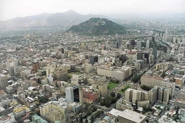 Fotografía aérea del sector de la Alameda hacia el cerro San Cristóbal, 2001