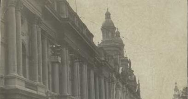 Peatones circulan en la intersección de las calles Ahumada y Compañía, ca. 1950