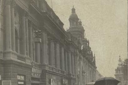 Peatones circulan en la intersección de las calles Ahumada y Compañía, ca. 1950