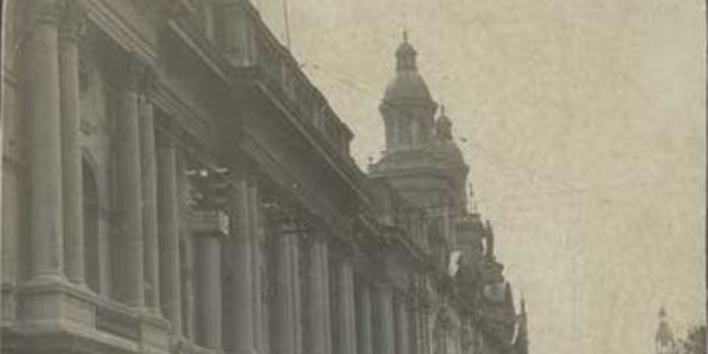 Peatones circulan en la intersección de las calles Ahumada y Compañía, ca. 1950