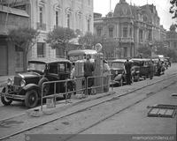 Autos esperan su turno para cargar combustible, ca. 1947