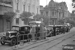 Autos esperan su turno para cargar combustible, ca. 1947