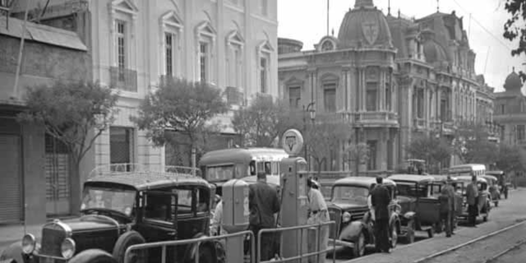 Autos esperan su turno para cargar combustible, ca. 1947