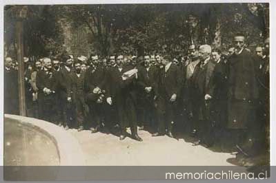 Don Pedro Montt Montt, oyendo el discurso pronunciado por el Sr. Espinoza Jara, en la inauguración del monumento a Don Manuel Montt en Petorca, 1909