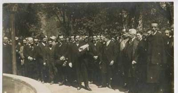 Don Pedro Montt Montt, oyendo el discurso pronunciado por el Sr. Espinoza Jara, en la inauguración del monumento a Don Manuel Montt en Petorca, 1909