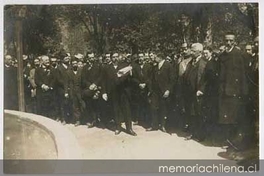 Don Pedro Montt Montt, oyendo el discurso pronunciado por el Sr. Espinoza Jara, en la inauguración del monumento a Don Manuel Montt en Petorca, 1909