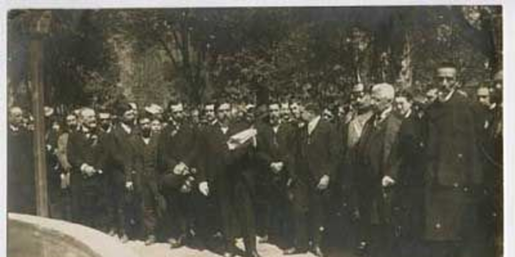 Don Pedro Montt Montt, oyendo el discurso pronunciado por el Sr. Espinoza Jara, en la inauguración del monumento a Don Manuel Montt en Petorca, 1909