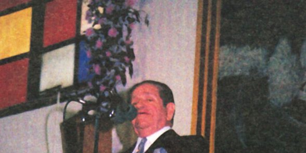 Obispo Javier Vásquez predicando en Catedral Evangélica, ca. 1989