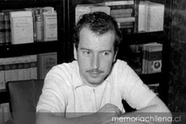 David Rosenmann-Taub en su biblioteca, Santiago de Chile, 1955