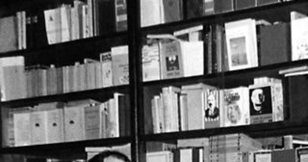 David Rosenmann-Taub en su biblioteca, 1977