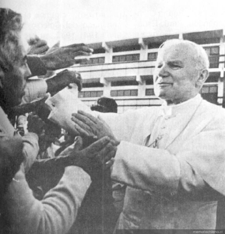 Papa Juan Pablo II bendiciendo a chilenos, 1985