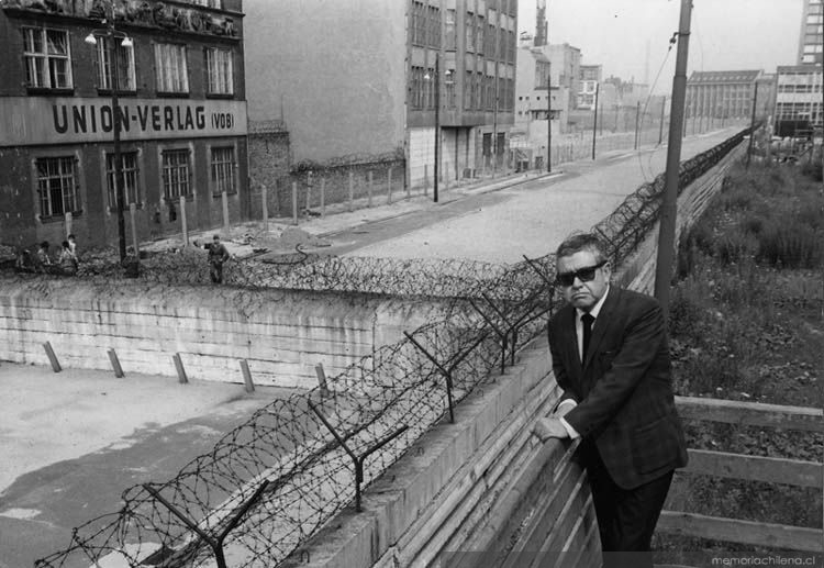 Luis Hernández Parker en el Muro de Berlín, 1960