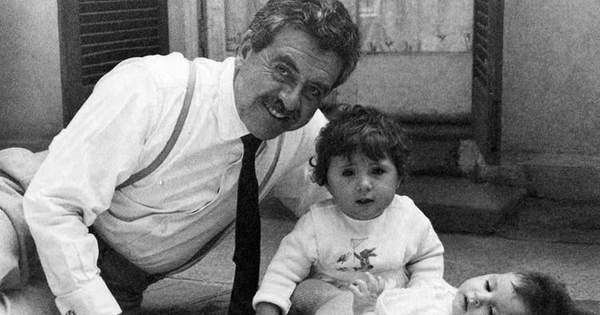 Luis Hernández Parker junto a sus hijas Paula y Francisca, 1962