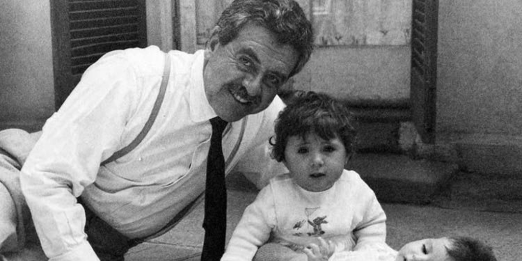 Luis Hernández Parker junto a sus hijas Paula y Francisca, 1962