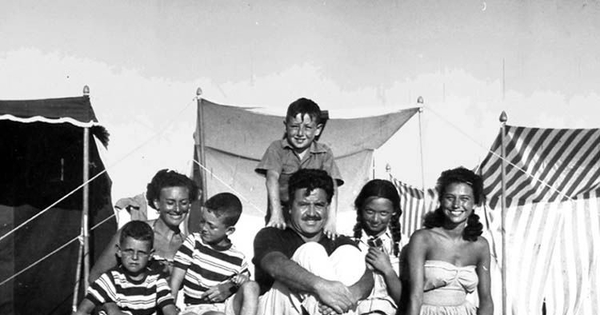 Hernández Parker con amigos y sus hijos Rafael y Silvia en el Quisco, 1954