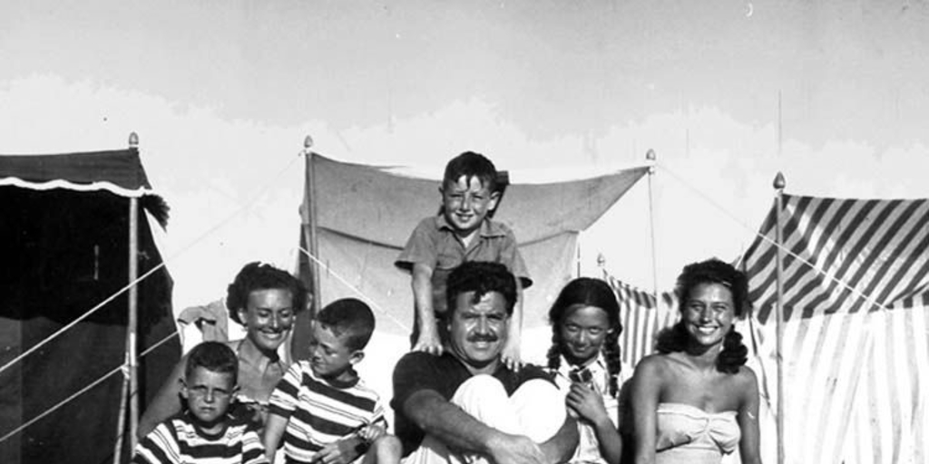 Hernández Parker con amigos y sus hijos Rafael y Silvia en el Quisco, 1954