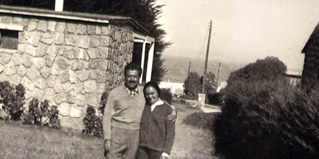 Luis Hernández Parker con su hija Silvia en el Quisco, ca. 1962