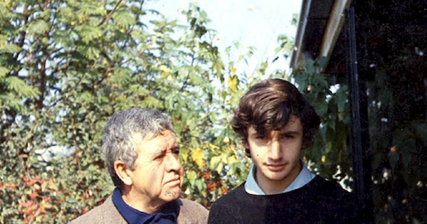 Luis Hernández Parker junto a su hijo Iván, 1969