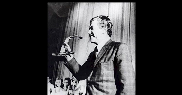 Luis Hernández Parker recibiendo el Premio Nacional de Periodismo, 1954