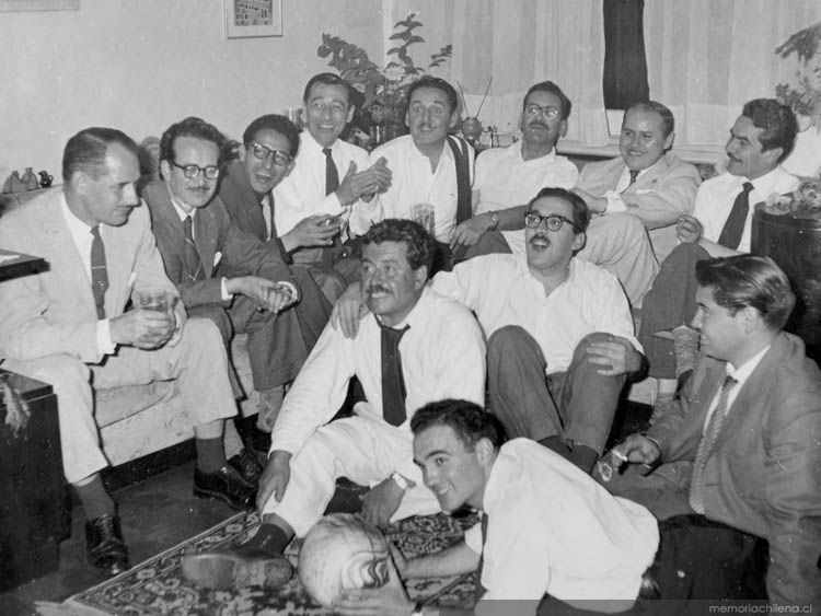 Luis Hernández Parker viendo el Mundial de Fútbol 1962, acompañado entre otros de José María Fuentes, Julio Lanzarotti, Pedro De la Barra, Agusto Olivares, Bibí de Vicenzi y José Cayuela