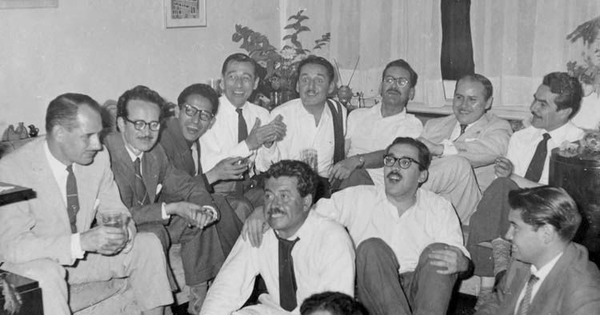 Luis Hernández Parker viendo el Mundial de Fútbol 1962, acompañado entre otros de José María Fuentes, Julio Lanzarotti, Pedro De la Barra, Agusto Olivares, Bibí de Vicenzi y José Cayuela