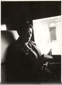 Mujer leyendo, ca. 1940