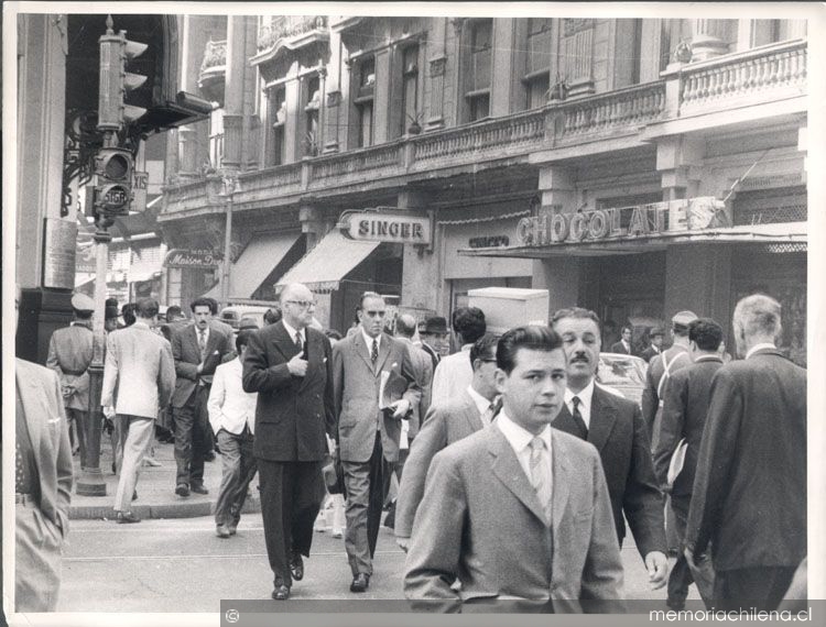 El presidente de la República Jorge Alessandri camina por el centro de Santiago, junto a Hugo Rosende Subiarre, 1964