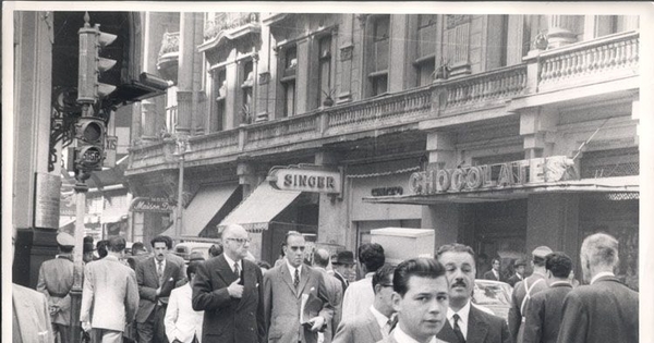 El presidente de la República Jorge Alessandri camina por el centro de Santiago, junto a Hugo Rosende Subiarre, 1964