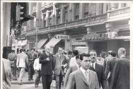 El presidente de la República Jorge Alessandri camina por el centro de Santiago, junto a Hugo Rosende Subiarre, 1964