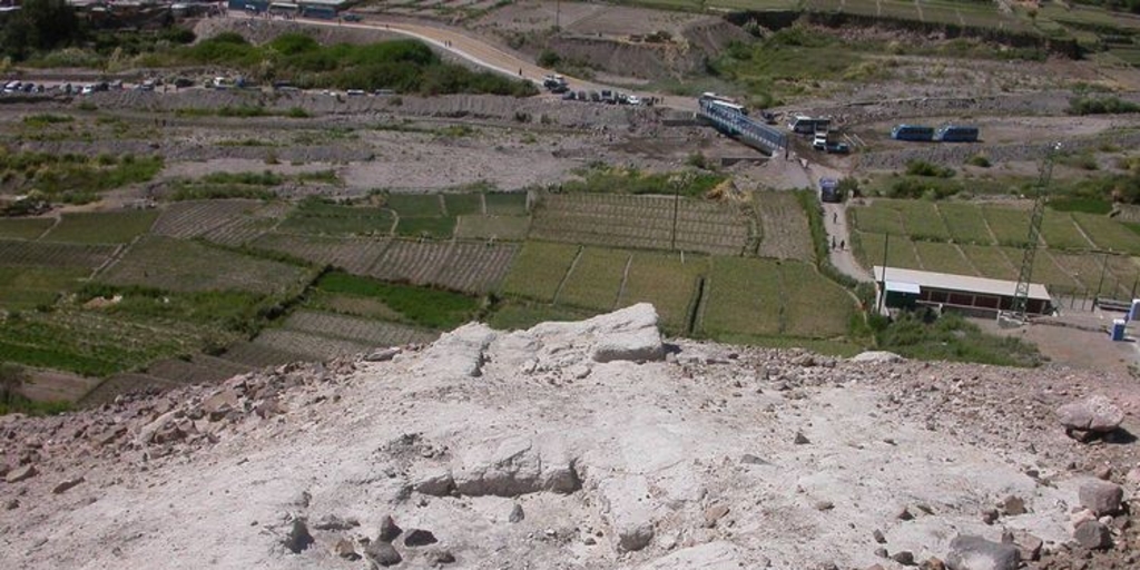 Chullpas de adobe, cementerio de Laymisiña, Quebrada de Camiña