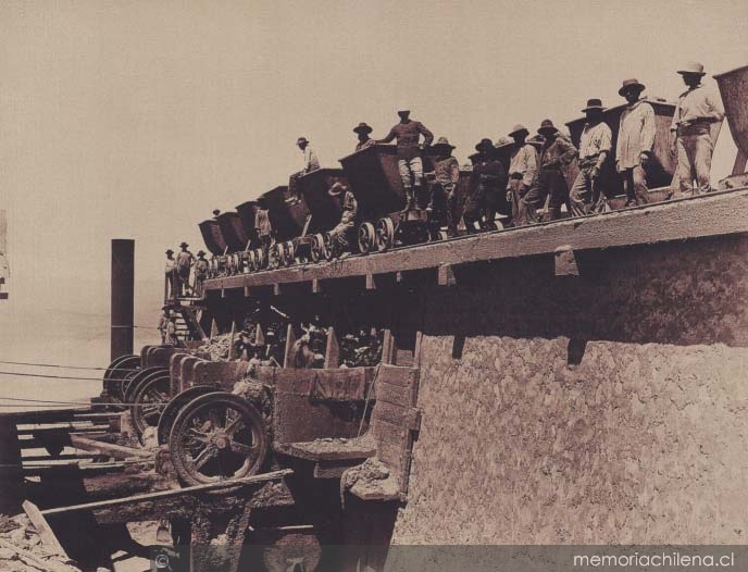 Descarga de caliche en las chancadoras, oficina "Primitiva", Tarapacá, 1889