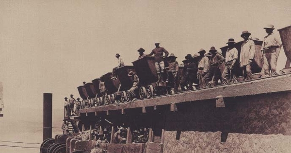 Descarga de caliche en las chancadoras, oficina "Primitiva", Tarapacá, 1889