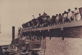 Descarga de caliche en las chancadoras, oficina "Primitiva", Tarapacá, 1889