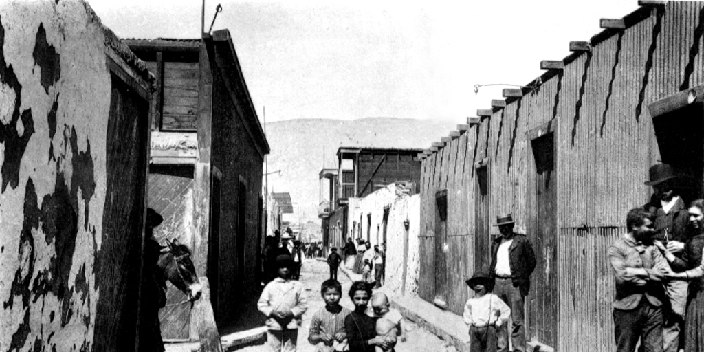 Niños y pobladores en calle principal del pueblo de La Noria, Tarapacá, ca. 1910