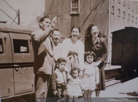 Familia despidiéndose para abordar autocarril, 1945