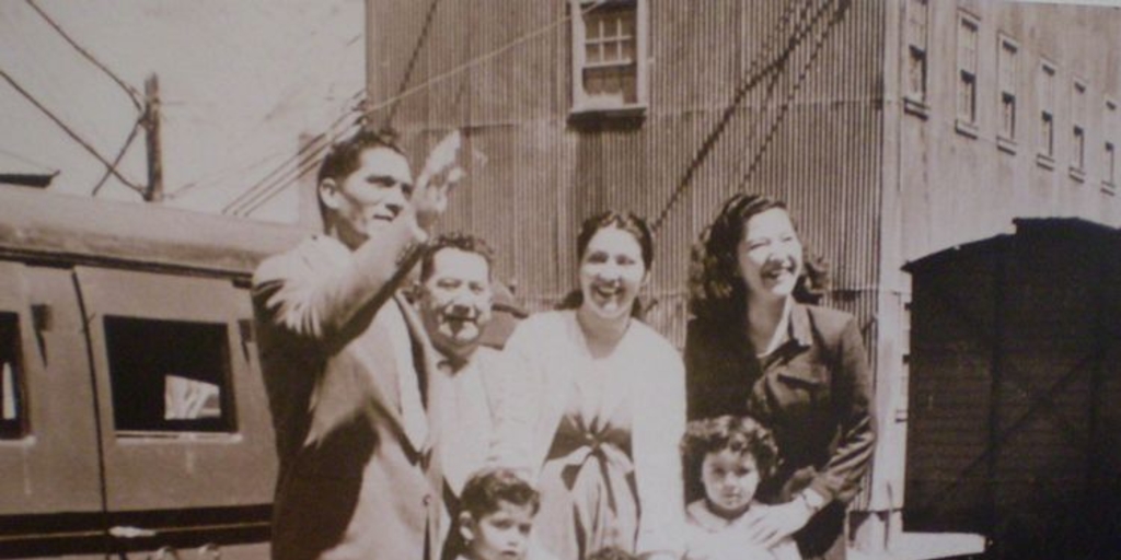 Familia despidiéndose para abordar autocarril, 1945