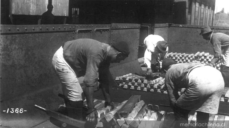 Mineros de El Teniente ordenan lingotes de cobre, ca. 1950