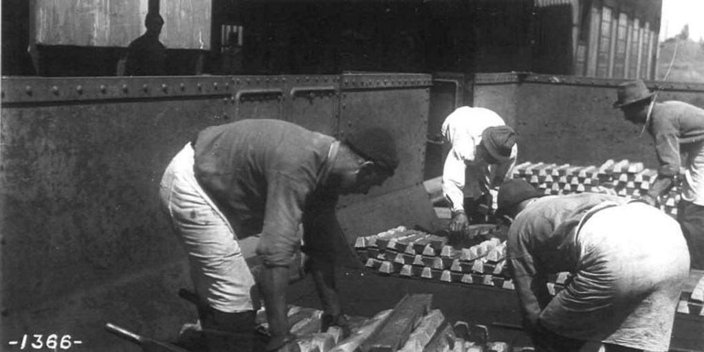 Mineros de El Teniente ordenan lingotes de cobre, ca. 1950