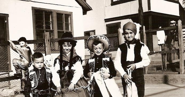 Niños de Sewell disfrazados para la fiesta del Día del Niño, ca. 1950