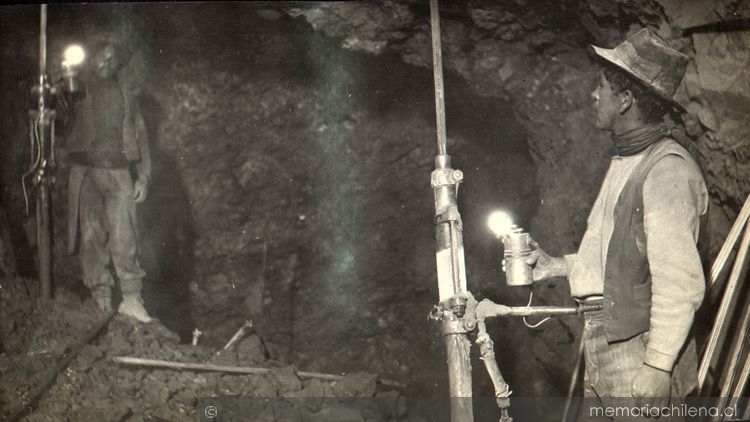 Dos mineros trabajan al interior de la mina con sus jacklegs o perforadoras, ca. 1915